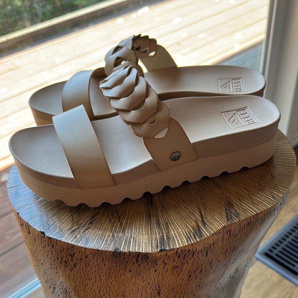 Reef Tan Sandals Comfortable Cushioned Design - Picture 2 of 7